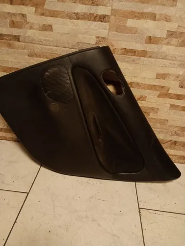 Forro lateral porta traseira direita Pegeout 206 (para manivela)