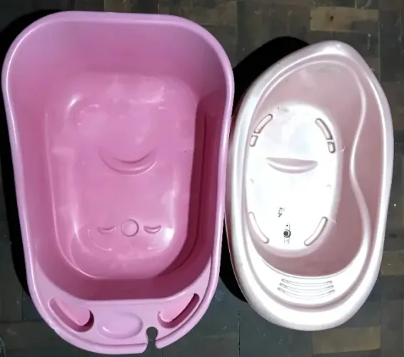 Banheiras femininas rosa as duas por 50$