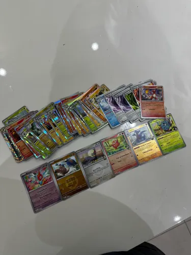 41 cartas Pokémon foil + 6 com símbolos (pokebola, energia etc)