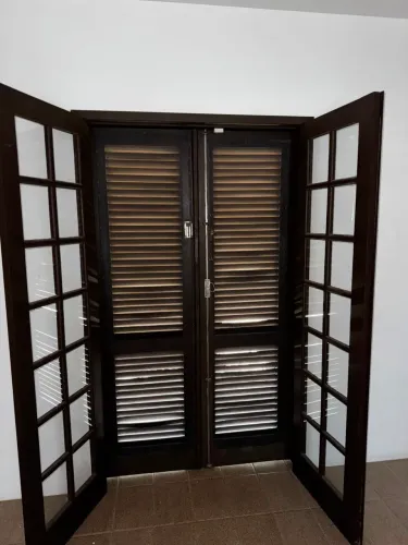 Vendo aberturas: porta janela, janela, porta.
