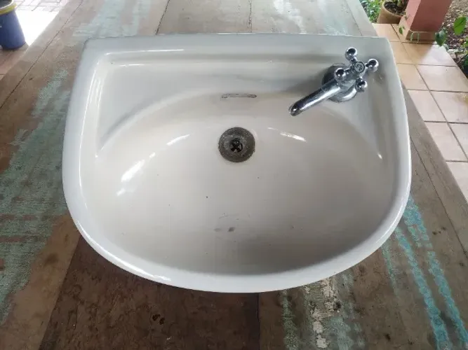 Pia Lavatório Lavabo excelente estado de conservação, com torneira inox