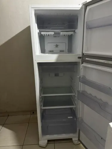 Geladeira conservada pouco usada seminova funcionado perfeitamente