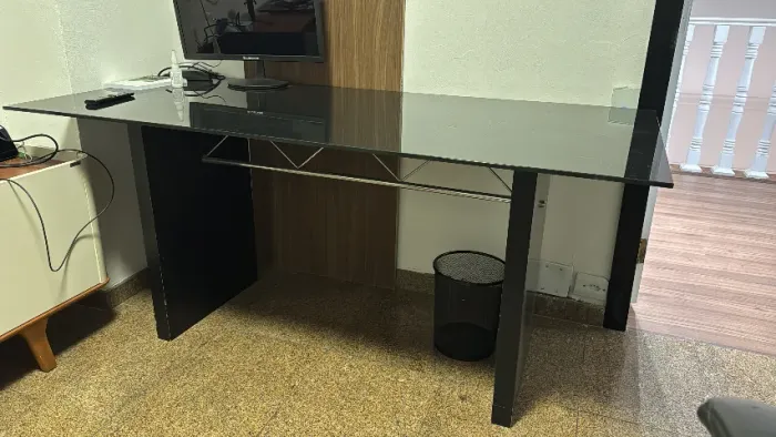 Mesa de Escritorio com tampo de Vidro TokStok 160x75