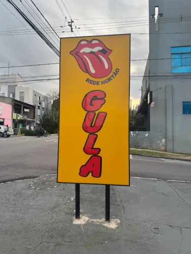 Totem Luminoso ACM Amarelo com Pedestal