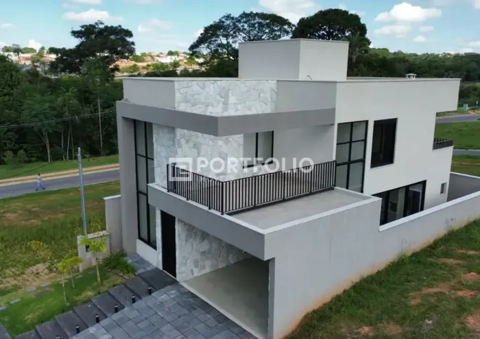 Sobrado à venda com 4 quartos/ 4 suítes no Jardins Versalhes, Goiânia