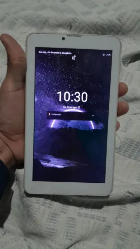 Vendo este tablet Multilaser com memória RAM de 1,0 Gb e com entrada para dois chips
