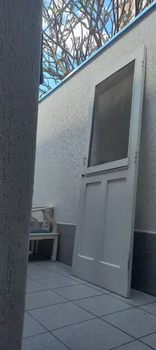 BAIXOU AGORA VEM RETIRAR!!! PORTA COM TELA MOSQUITEIRA e MACIÇA