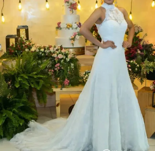 Vestido de noiva com véu 