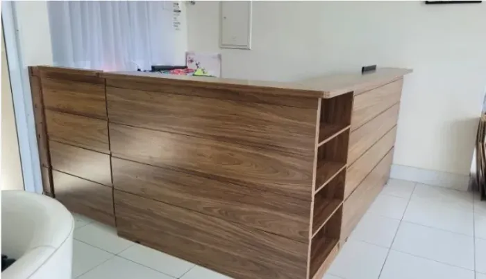 Balcão para lojas em L com prateleiras e gavetas