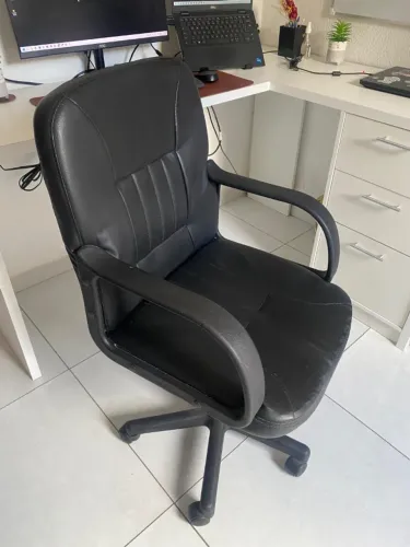 Cadeira de Escritório Seminova base giratória