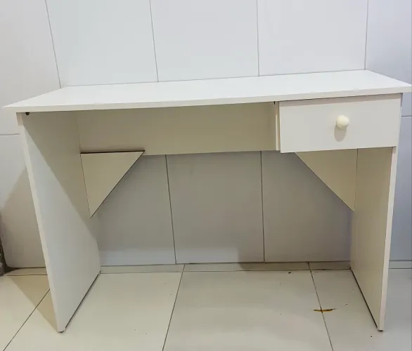 ? Escrivaninha branca em ótimo estado! Ideal para estudos ou home office.