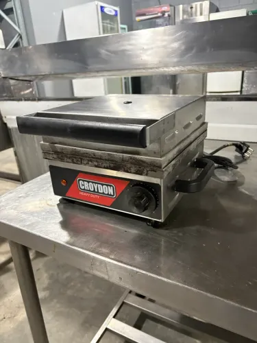 Máquina de Waffle Industrial Croydon Heavy Duty MWQS - 220V (Aceito Cartão)