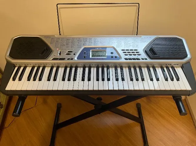 Teclado Casio CTK-481 + suporte e caderno de aulas