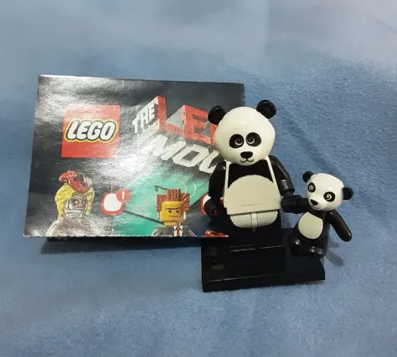 LEGO minifigura Panda Guy, The LEGO Movie, com mínimo amarelado (completa, com base)