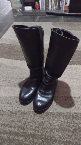 Bota de motoqueiro ou pra roçar terrenos