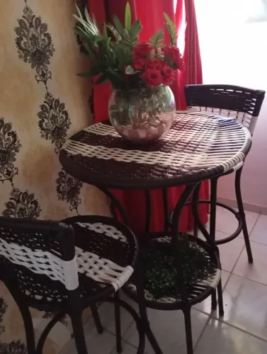 Vende uma mesa bem conservada de boa qualidade