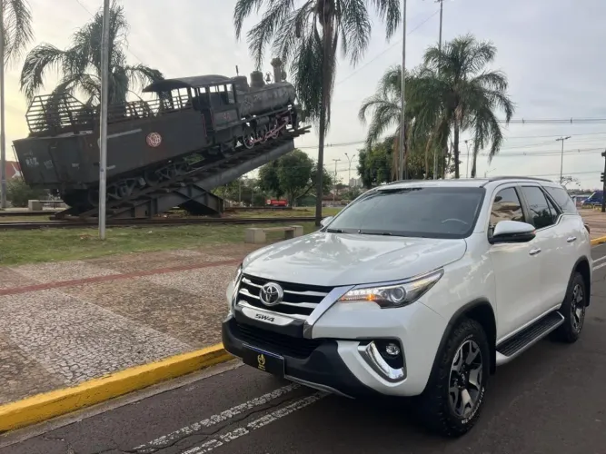 Toyota Hilux SW4 Diamond 2.8 TB 4X4 Die. Aut. 2020