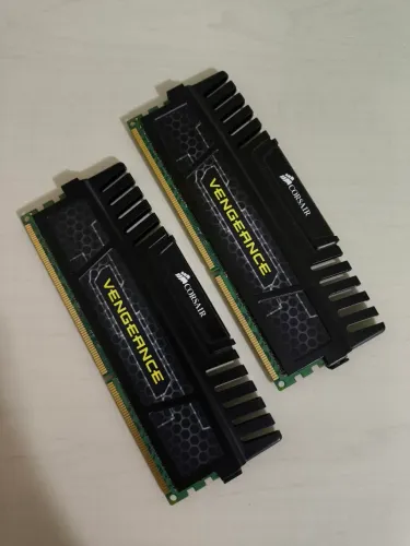 Kit Memória RAM 16GB (2x8GB) Corsair Vengeance DDR3 1600MHz