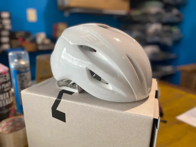 CAPACETE MET MANTA MIPS BRANCO ABSOLUTO EDIÇÃO LIMITADA