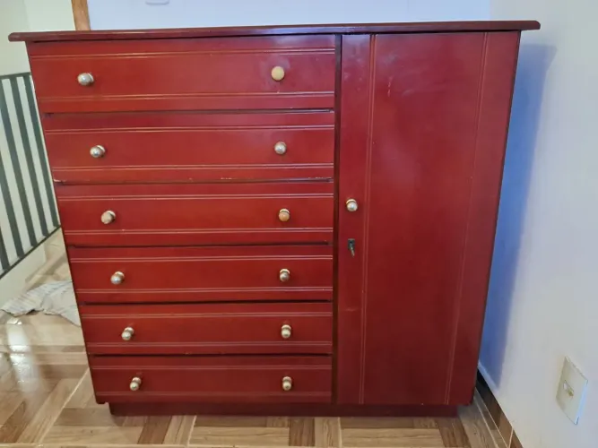 Cômoda com 6 gavetas e 1 porta