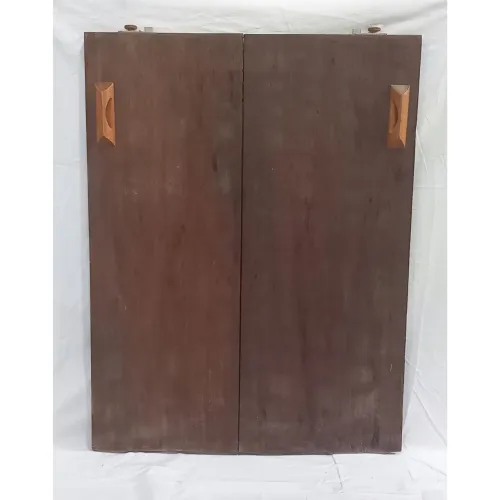 Portinhola de correr de madeira angelim pedra maciça. 69,5 cm x 90 cm x 2,6 cm.