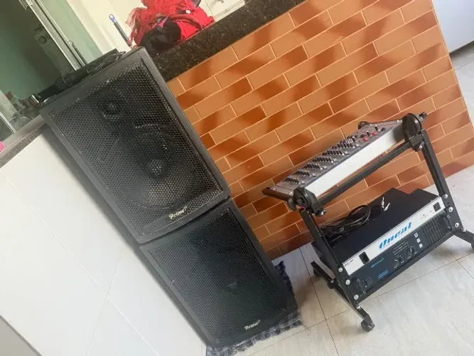 Vendo caixa duas caixas de som , mais mesa de som. Tudo por 700 reais