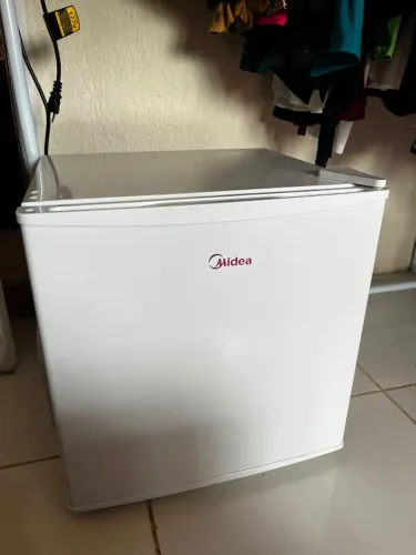 Frigobar Midea 45L 110v Branco - Estado de Novo | Pouquíssimo Uso