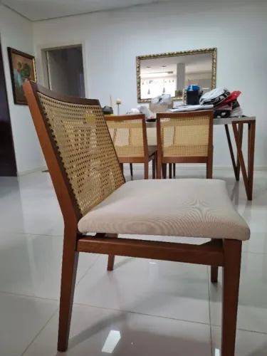 Cadeiras R$ 2.400,00 Cadeiras de madeira com assento estofado, perfeitas para sua sala de
