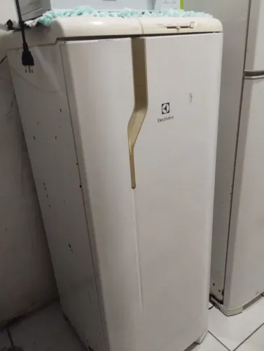 Geladeira usada bom estado, gelando muito bem...vendendo pois  comprei uma maior.
