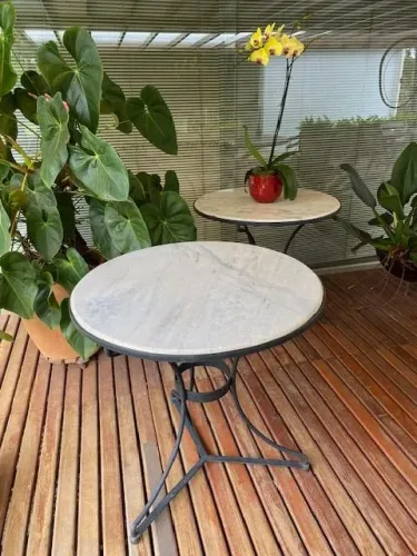 Mesa em ferro e marmore