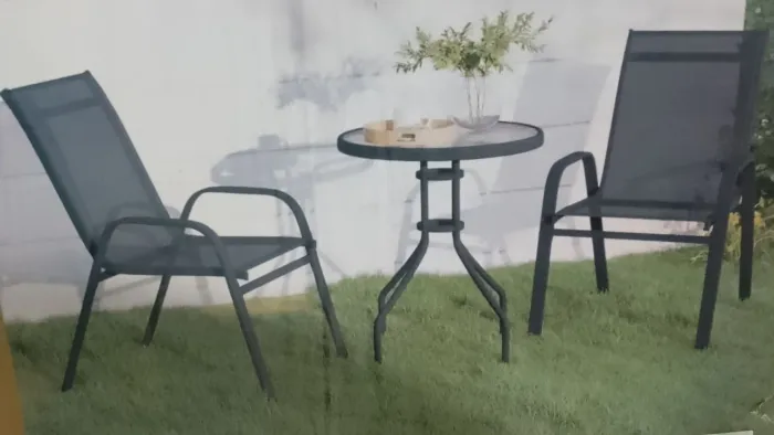 Jogo de mesa e duas cadeiras, para varanda e jardim.