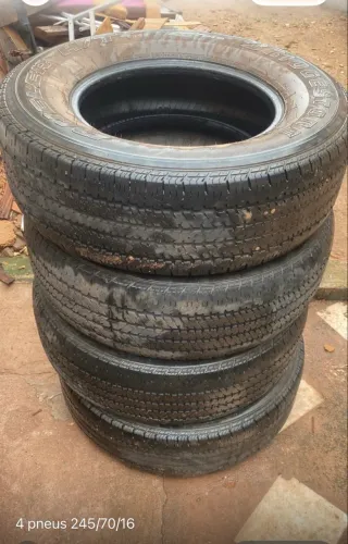 Pneus muitos bons, não são riscados ainda