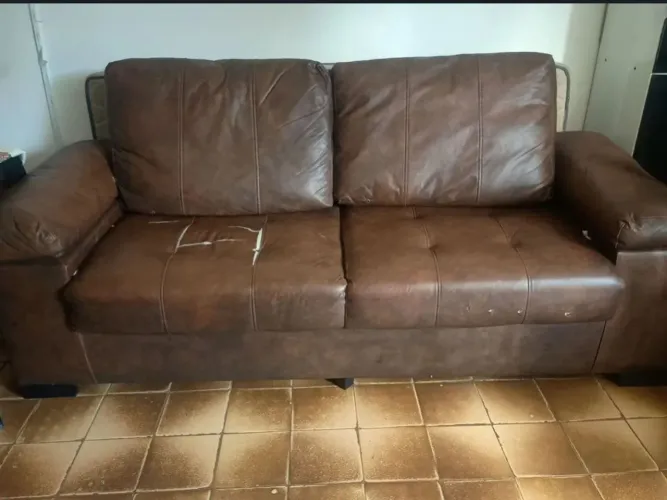 Sofá courino bom estado <br>Medidas 215 x 90 x 90 cm
