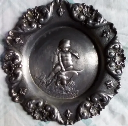 Pratos de metal com relevos decorativos