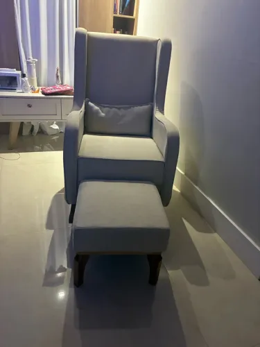 Cadeira de balanço com puff
