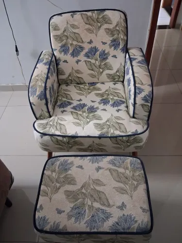Poltrona com banqueta