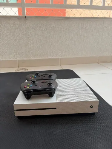 XBOX ONE S + 2 CONTROLES