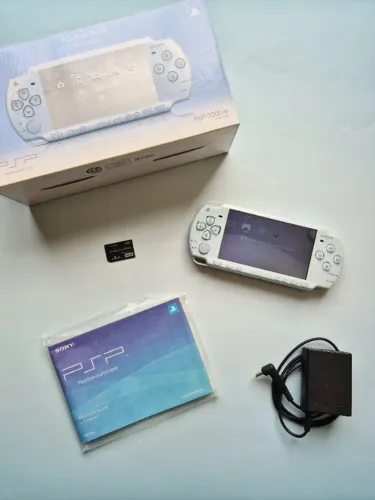 PSP 2000 Felicia Blue (Blume Series) + Caixa Original + Memory Stick 4GB