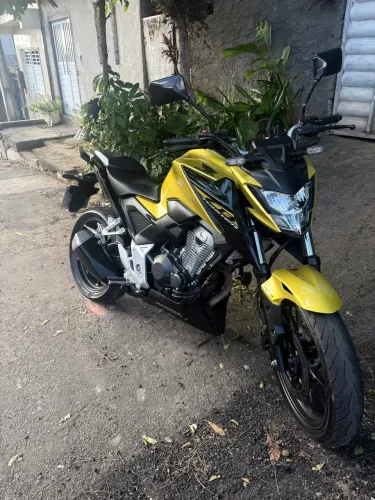 Moto de procedência.