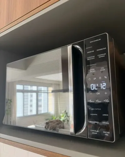Microondas Electrolux espelhado, funcionando perfeitamente