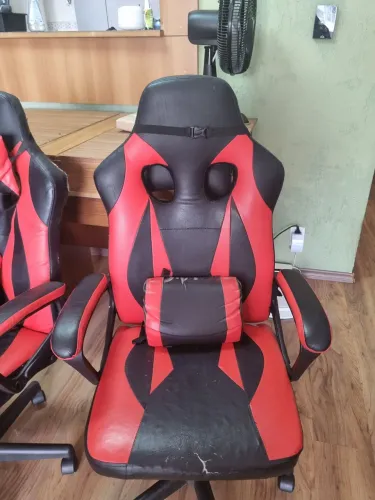 Duas cadeiras gamer bem usadas