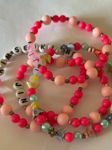 Pulseira de miçangas escrito ?Jin?