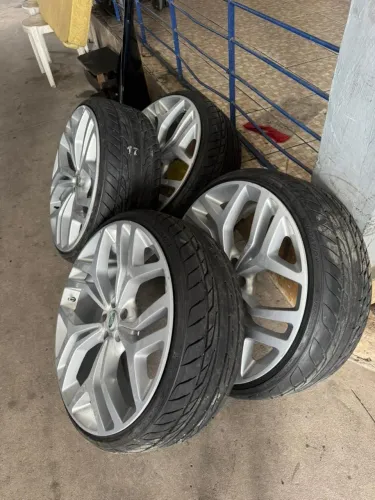 Roda Aro 22 - 5x108 - Pneus novos