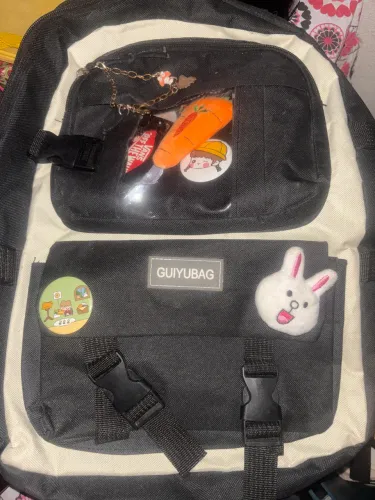 Mochila para o dia a dia com pins (nunca usada)