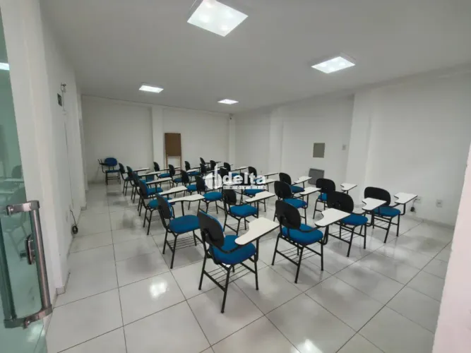 Galpão Comercial com 4 salas de aula disponível no bairro Dona Zulmira em Uberlândia - MG.