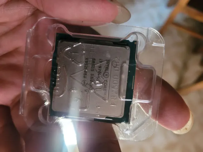 Processador I7 9700K ótimo estado s/ Caixa