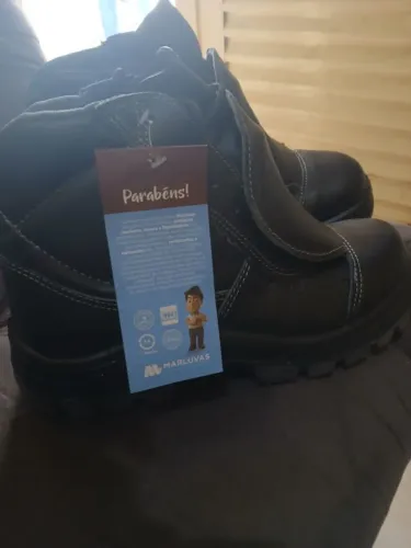Vendo um pa de botas de segurança n 39 valor 90