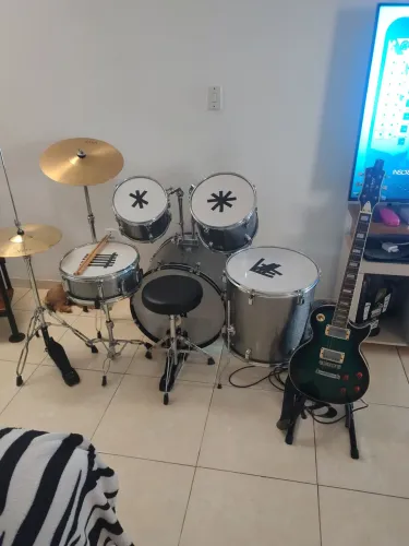 Vendo Bateria zera e guitarra modelo Lês Paul