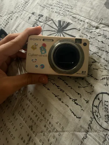 Câmera digital cyber shot funcionando( não tem muita nitidez por que tá com fungo na lente