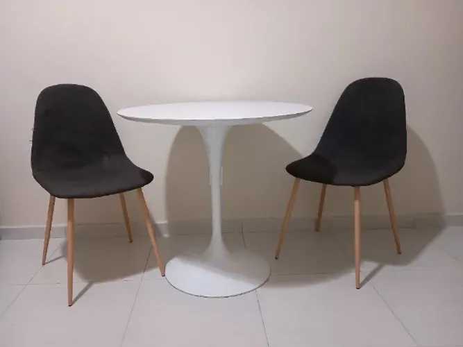 Mesa e duas cadeiras